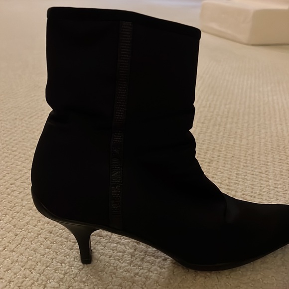 Prada , fabric outside, leather inside, size9, heel 2.5 - Picture 2 of 6